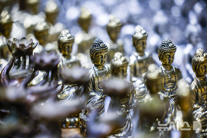 다양한 소재로 만들어진 불상