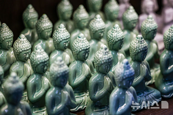 [서울=뉴시스] 정병혁 기자 = 2일 서울 강남구 코엑스에서 열린 2026서울국제불교박람회에 불상이 진열되어 있다. 2026.04.02. jhope@newsis.com