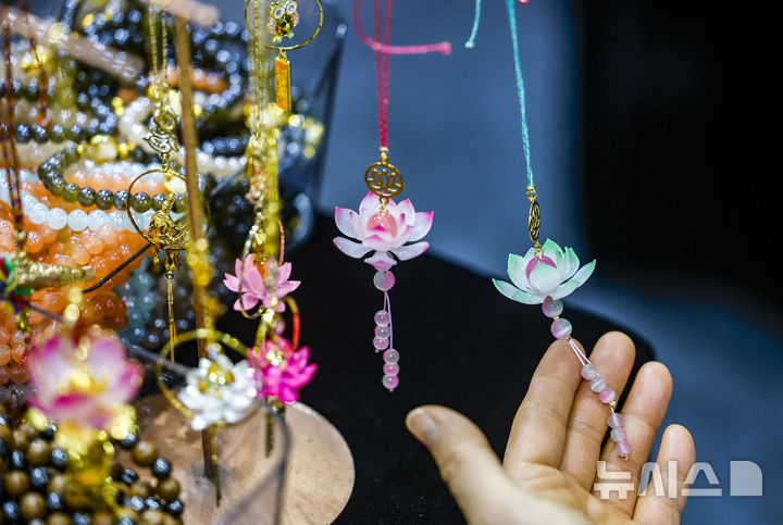 [서울=뉴시스] 정병혁 기자 = 2일 서울 강남구 코엑스에서 열린 2026서울국제불교박람회에 불교관련 굿즈가 진열되어 있다. 2026.04.02. jhope@newsis.com