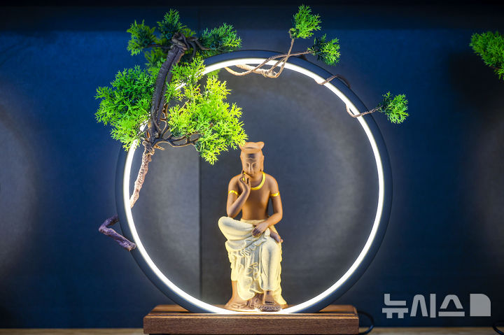 [서울=뉴시스] 정병혁 기자 = 2일 서울 강남구 코엑스에서 열린 2026서울국제불교박람회에 도자기 반가사유상이 진열되어 있다. 2026.04.02. jhope@newsis.com