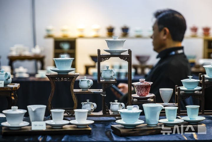 [서울=뉴시스] 정병혁 기자 = 2일 서울 강남구 코엑스에서 열린 2026서울국제불교박람회에 찻잔이 진열되어 있다. 2026.04.02. jhope@newsis.com