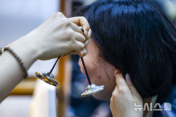 [서울=뉴시스] 정병혁 기자 = 2일 서울 강남구 코엑스에서 열린 2026서울국제불교박람회에서 참관객이 체험을 하고 있다. 2026.04.02. jhope@newsis.com