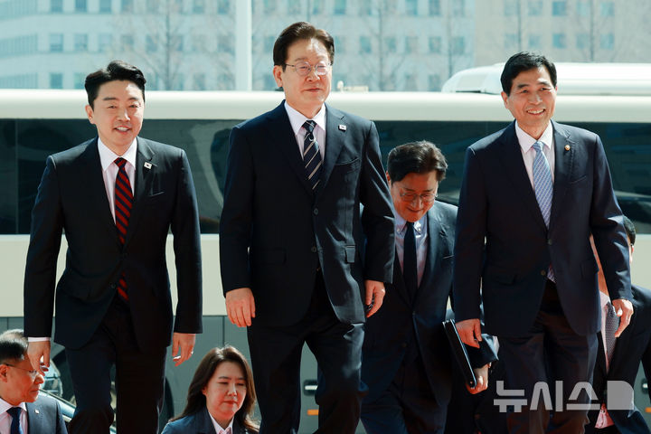 [서울=뉴시스] 고범준 기자 = 이재명 대통령이 2일 추가경정예산안 시정연설을 위해 서울 여의도 국회에 도착해 이동하고 있다. 2026.04.02. bjko@newsis.com