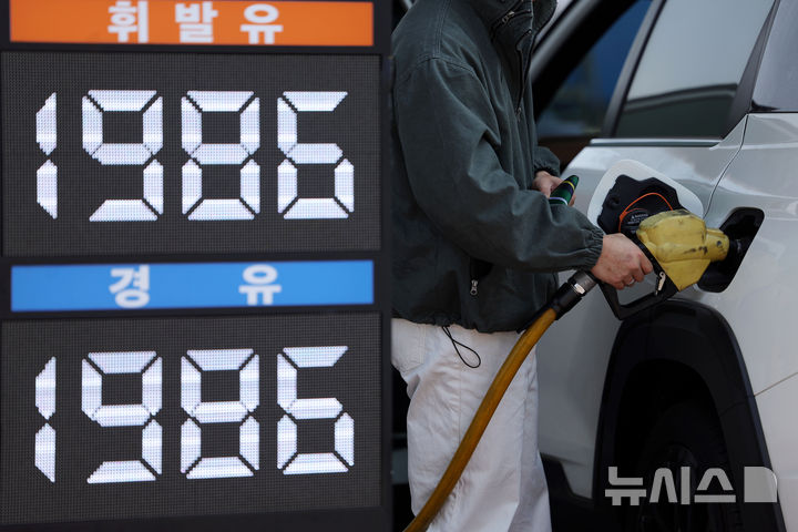 [서울=뉴시스] 홍효식 기자 = 지난 2일 서울 서초구 경부고속도로 부산방향 만남의 광장 주유소에서 한 시민이 주유하고 있다. 2026.04.02. yesphoto@newsis.com