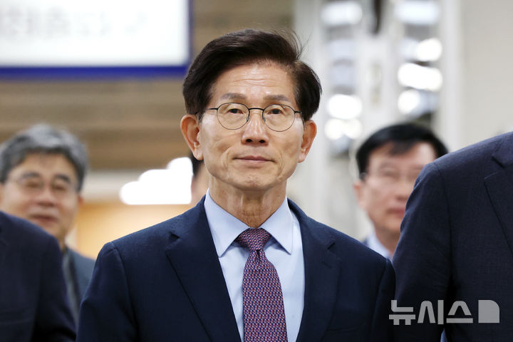 [서울=뉴시스] 조성우 기자 = 지난 대선 당시 예비후보 신분으로 유권자들에게 명함을 교부한 혐의를 받는 김문수 전 국민의힘 대선후보가 2일 오후 서울 서초구 서울중앙지법에서 열린 공판에 출석하고 있다. 2026.04.02. xconfind@newsis.com