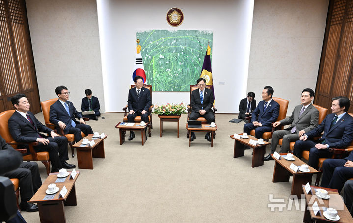 [서울=뉴시스] 고범준 기자 = 이재명 대통령이 2일 서울 여의도 국회에서 추가경정예산안 시정연설에 앞서 우원식 국회의장, 정청래 더불어민주당 대표, 장동혁 국민의힘 대표, 조국 조국혁신당 대표 등 참석자들과 환담을 하고 있다. 2026.04.02. bjko@newsis.com