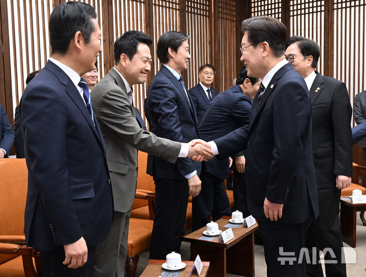 [서울=뉴시스] 국회사진기자단=이재명 대통령이 2일 추가경정예산안 시정연설을 위해 국회방문해 사전 환담장에서 장동혁 국민의힘 대표와 인사를 나누고 있다.2026.04.02. photo@newsis.com