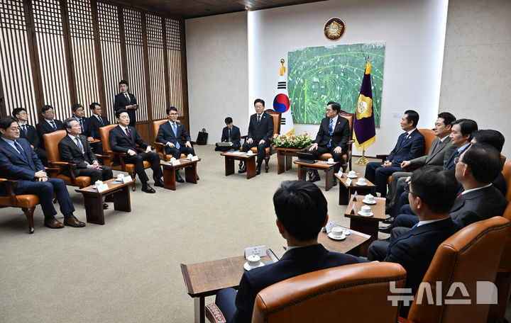 [서울=뉴시스] 고범준 기자 = 이재명 대통령이 2일 서울 여의도 국회에서 추가경정예산안 시정연설에 앞서 우원식 국회의장, 정청래 더불어민주당 대표, 장동혁 국민의힘 대표, 조국 조국혁신당 대표 등 참석자들과 환담을 하고 있다. 2026.04.02. bjko@newsis.com