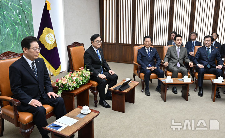 [서울=뉴시스] 고범준 기자 = 이재명 대통령이 2일 서울 여의도 국회에서 추가경정예산안 시정연설에 앞서 우원식 국회의장, 정청래 더불어민주당 대표, 장동혁 국민의힘 대표, 조국 조국혁신당 대표와 환담을 하고 있다. 2026.04.02. bjko@newsis.com