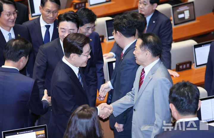 [서울=뉴시스] 고범준 기자 = 이재명 대통령이 2일 서울 여의도 국회에서 추가경정예산안 시정연설을 마친 뒤 국민의힘 의원들과 인사하고 있다. 2026.04.02. bjko@newsis.com