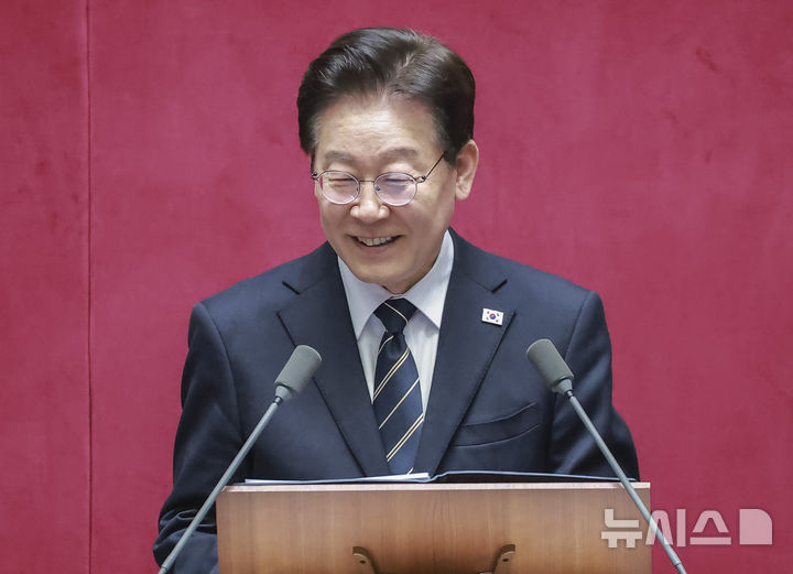 [서울=뉴시스] 국회사진기자단 = 이재명 대통령이 2일 서울 여의도 국회에서 2026년도 제1회 추가경정예산안에 대한 시정연설을 하고 있다. 2025.04.02. photo@newsis.com