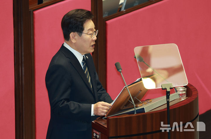 [서울=뉴시스] 고범준 기자 = 이재명 대통령이 2일 서울 여의도 국회에서 추가경정예산안 시정연설을 하고 있다. 2026.04.02. bjko@newsis.com