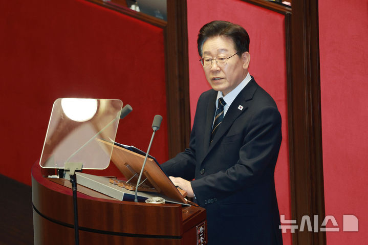 [서울=뉴시스] 고범준 기자 = 이재명 대통령이 2일 서울 여의도 국회에서 추가경정예산안 시정연설을 하고 있다. 2026.04.02. bjko@newsis.com