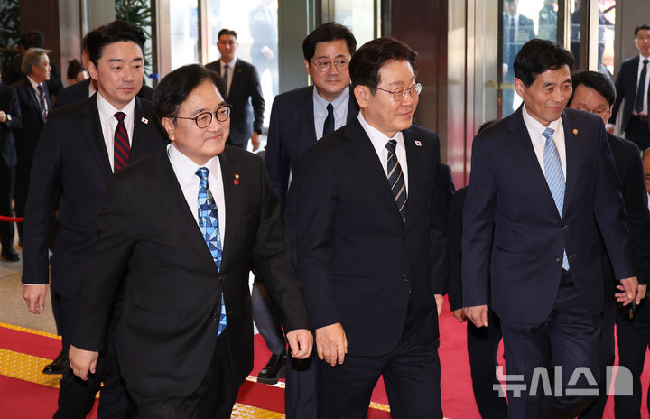 [서울=뉴시스] 김금보 기자 = 이재명 대통령이 추가경정예산안 시정연설을 위해 2일 서울 여의도 국회에 도착해 우원식 국회의장과 환담장으로 이동하고 있다. 2026.04.02. kgb@newsis.com