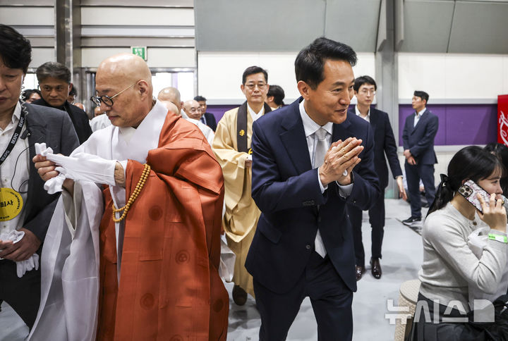 합장하는 오세훈 시장