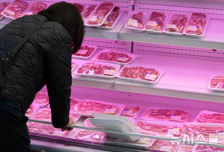 [서울=뉴시스] 이영환 기자 = 2일 오후 서울 서초구 농협유통 하나로마트 양재점에서 시민들이 돼지고기를 구매하고 있다. 2026.04.02. 20hwan@newsis.com