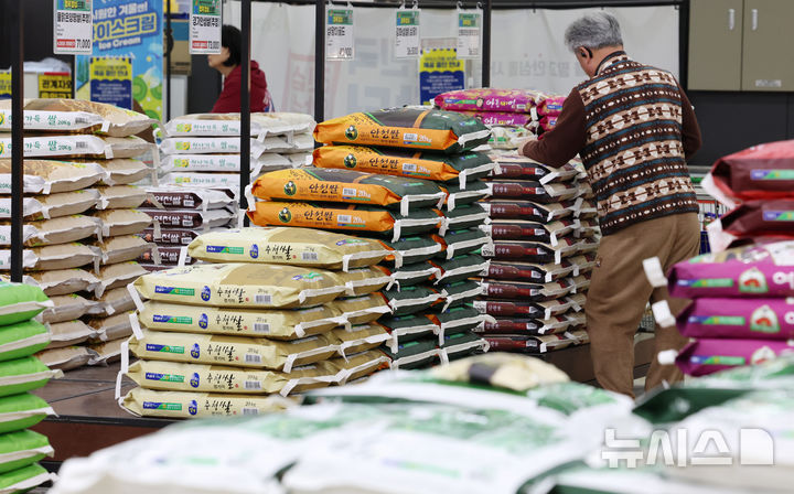 [서울=뉴시스] 이영환 기자 = 2일 오후 서울 서초구 농협유통 하나로마트 양재점에 쌀이 진열되어 있다. 2026.04.02. 20hwan@newsis.com