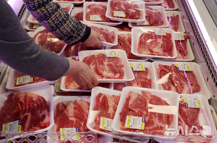 [서울=뉴시스] 이영환 기자 = 서울 서초구 농협유통 하나로마트 양재점에서 시민들이 한우를 구매하고 있다. 2026.04.02. 20hwan@newsis.com