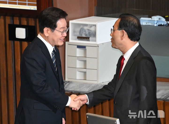 [서울=뉴시스] 국회사진기자단 = 이재명 대통령이 2일 서울 여의도 국회에서 2026년도 제1회 추가경정예산안에 대한 시정연설을 마친 뒤 야당 의석으로 찾아가 주호영 국민의힘 의원과 인사하고 있다. 2026.04.02. photo@newsis.com