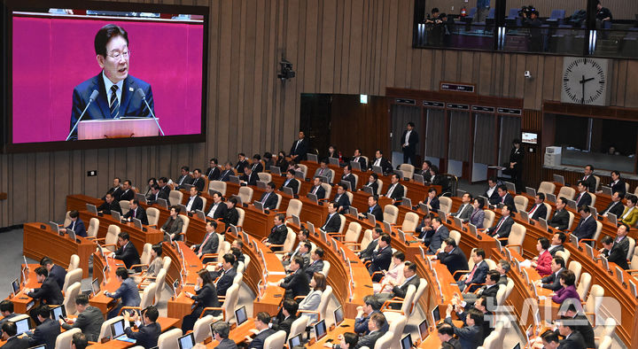 [서울=뉴시스] 국회사진기자단 = 국민의힘 의원들이 2일 서울 여의도 국회에서 열린 본회의에 출석해 이재명 대통령의 추가경정예산에 대한 시정연설을 듣고 있다. 2026.04.02. photo@newsis.com
