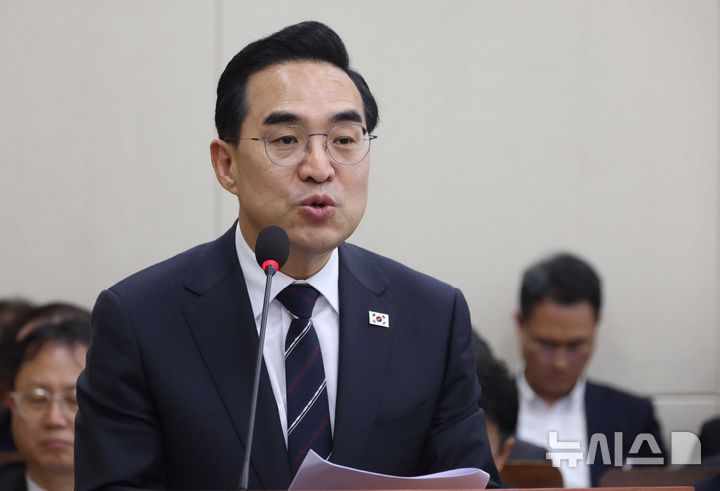 [서울=뉴시스] 조성봉 기자 = 박홍근 기획예산처 장관이 2일 오후 서울 여의도 국회에서 열린 재정경제기획위원회 전체회의에서 추경예산안 관련 보고를 하고 있다. 2026.04.02. suncho21@newsis.com