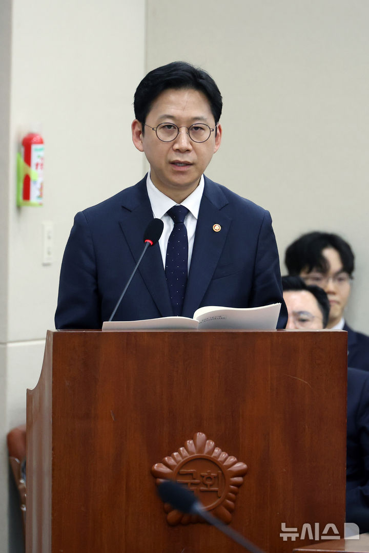 [서울=뉴시스] 고승민 기자 = 배경훈 부총리 겸 과학기술정보통신부 장관이 2일 서울 여의도 국회에서 열린 과학기술정보방송통신위원회 전체회의에서 제안설명을 하고 있다. 2026.04.02. kkssmm99@newsis.com