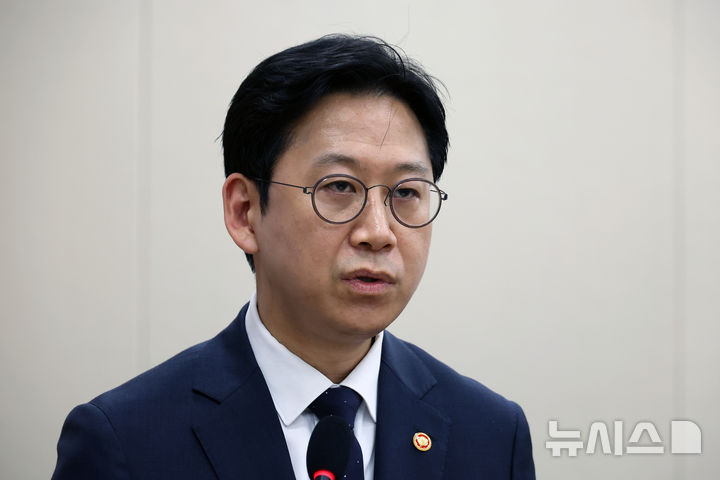 [서울=뉴시스] 고승민 기자 = 배경훈 부총리 겸 과학기술정보통신부 장관이 2일 서울 여의도 국회에서 열린 과학기술정보방송통신위원회 전체회의에서 제안설명을 하고 있다. 2026.04.02. kkssmm99@newsis.com