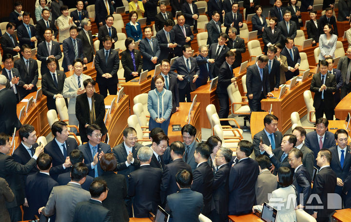[서울=뉴시스] 고범준 기자 = 이재명 대통령이 2일 서울 여의도 국회에서 추가경정예산안 시정연설을 위해 입장하며 더불어민주당 의원들과 악수하고 있다. 2026.04.02. bjko@newsis.com