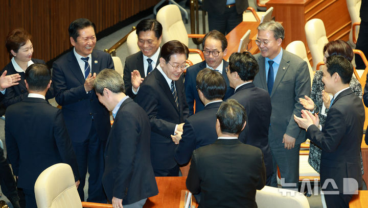 [서울=뉴시스] 고범준 기자 = 이재명 대통령이 2일 서울 여의도 국회에서 추가경정예산안 시정연설을 위해 입장하며 더불어민주당 의원들과 악수하고 있다. 2026.04.02. bjko@newsis.com