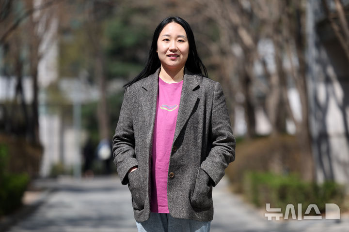 [서울=뉴시스] 박진희 기자 = 예소연 작가가 지난 2일 서울 종로구 한 카페에서 인터뷰 하고 있다. 최연소로 이상문학상 대상을 받은 작가는 최근 소설집 '너의 나쁜 무리'를 출간했다. 2026.04.04. pak7130@newsis.com