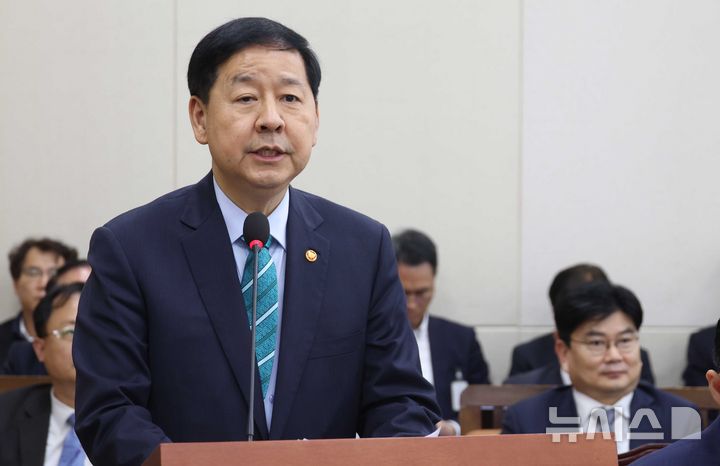 [서울=뉴시스] 조성봉 기자 = 구윤철 부총리 겸 재정경제부 장관이 2일 오후 서울 여의도 국회에서 열린 재정경제기획위원회 전체회의에서 추경예산안 관련 보고를 하고 있다. 2026.04.02. suncho21@newsis.com