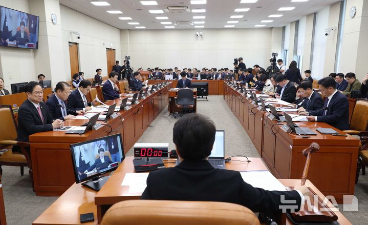 [서울=뉴시스] 조성봉 기자 = 임이자 국회 재정경제기획위원회 위원장이 2일 오후 서울 여의도 국회에서 열린 재정경제기획위원회 전체회의에서 의사봉을 두드리고 있다. 2026.04.02. suncho21@newsis.com