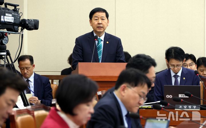[서울=뉴시스] 조성봉 기자 = 구윤철 부총리 겸 재정경제부 장관이 2일 오후 서울 여의도 국회에서 열린 재정경제기획위원회 전체회의에서 추경예산안 관련 보고를 하고 있다. 2026.04.02. suncho21@newsis.com