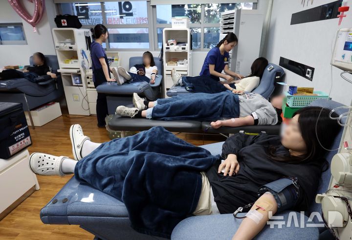  [부산=뉴시스] 하경민 기자 = '제51회 동의대 이웃사랑 헌혈릴레이'가 열린 2일 오후 부산 부산진구 동의대학교 내 헌혈의집에서 학생들이 헌혈을 하고 있다. 이번 헌혈릴레이는 오는 15일까지 계속된다. 이 대학은 1999년 처음 시작된 이후 27년간 매 학기 헌혈릴레이를 진행하고 있다. 사진은 기사 내용과 무관. 2026.04.02. yulnetphoto@newsis.com