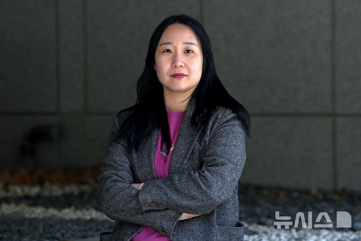 [서울=뉴시스] 박진희 기자 = 예소연 작가가 지난 2일 서울 종로구 한 카페에서 인터뷰 하고 있다. 최연소로 이상문학상 대상을 받은 작가는 최근 소설집 '너의 나쁜 무리'를 출간했다. 2026.04.04. pak7130@newsis.com