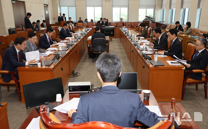 [서울=뉴시스] 김명년 기자 = 윤건영 국회 정치개혁특별위원회 공직선거법 및 지방선거구제 개편 심사 소위원장이 2일 오후 서울 여의도 국회에서 열린 소위원회에서 의사봉을 두드리고 있다. 2025.04.02. kmn@newsis.com