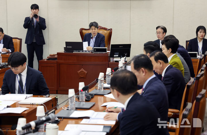 [서울=뉴시스] 김명년 기자 = 윤건영 국회 정치개혁특별위원회 공직선거법 및 지방선거구제 개편 심사 소위원장이 2일 오후 서울 여의도 국회에서 열린 소위원회에서 발언하고 있다. 2025.04.02. kmn@newsis.com