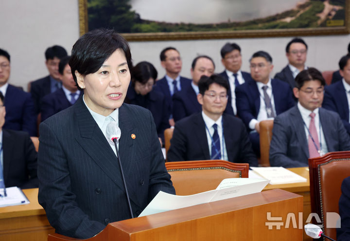 [서울=뉴시스] 김명년 기자 = 송미령 농림축산식품부 장관이 2일 오후 서울 여의도 국회에서 열린 농림축산식품해양수산위원회 전체회의에서 발언하고 있다. 2025.04.02. kmn@newsis.com