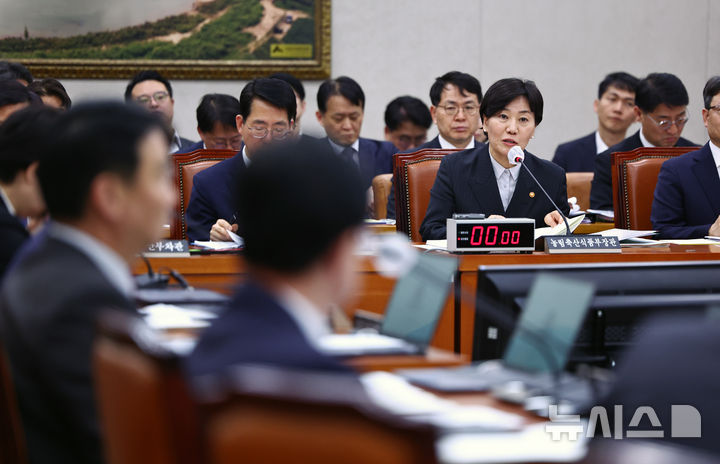 [서울=뉴시스] 김명년 기자 = 송미령 농림축산식품부 장관이 2일 오후 서울 여의도 국회에서 열린 농림축산식품해양수산위원회 전체회의에서 의원 질의에 답변하고 있다. 2025.04.02. kmn@newsis.com