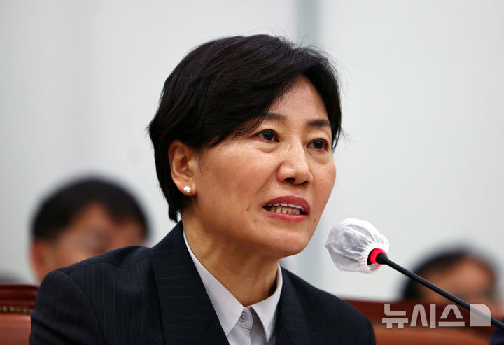 [서울=뉴시스] 김명년 기자 = 송미령 농림축산식품부 장관이 2일 오후 서울 여의도 국회에서 열린 농림축산식품해양수산위원회 전체회의에서 의원 질의에 답변하고 있다. 2025.04.02. kmn@newsis.com