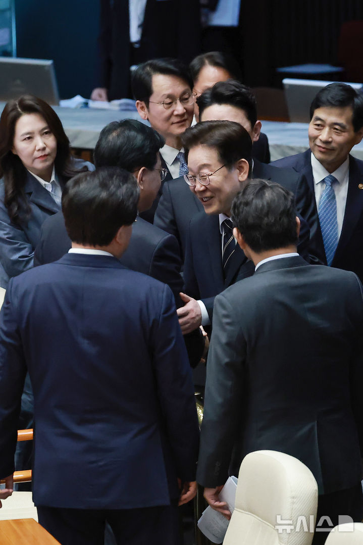 [서울=뉴시스] 국회사진기자단 = 이재명 대통령이 2일 국회에서 2026 추가경정예산안 시정연설을 마치고 국민의힘 송언석 원내대표와 인사하고 있다. 2025.04.02. photo@newsis.com