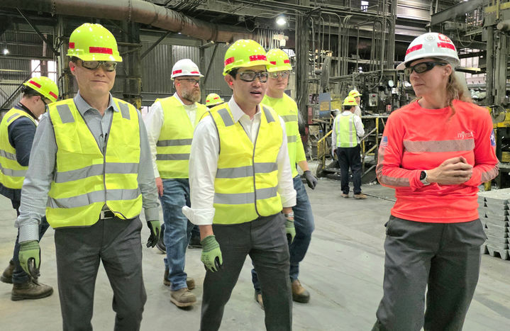 [서울=뉴시스] 최윤범(가운데) 고려아연 회장이 1일(현지 시간) 미국 테네시주 클락스빌 니어스타USA 제련소에서 현지 직원들과 생산시설을 둘러보고 있다. (사진=고려아연 제공) 2026.04.02. photo@newsis.com *재판매 및 DB 금지