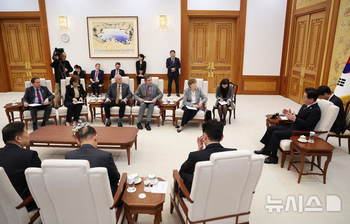 [서울=뉴시스] 고범준 기자 = 이재명 대통령이 2일 청와대에서 미국 상원의원단을 접견하고 있다. (청와대통신사진기자단) 2026.04.02. bjko@newsis.com