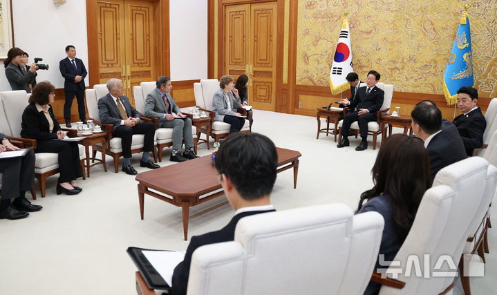 [서울=뉴시스] 고범준 기자 = 이재명 대통령이 2일 청와대에서 미국 상원의원단을 접견하며 발언하고 있다. (청와대통신사진기자단) 2026.04.02. bjko@newsis.com