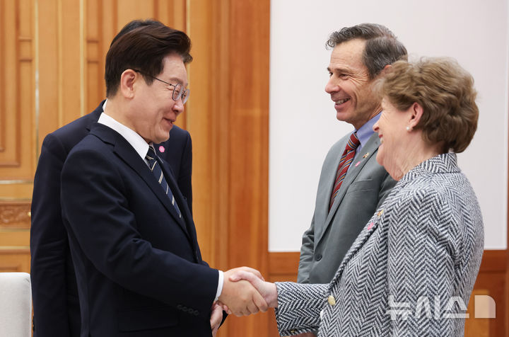[서울=뉴시스] 고범준 기자 = 이재명 대통령이 2일 청와대에서 미국 상원의원단을 접견하며 진 섀인 민주당 의원과 악수하고 있다. (청와대통신사진기자단) 2026.04.02. bjko@newsis.com