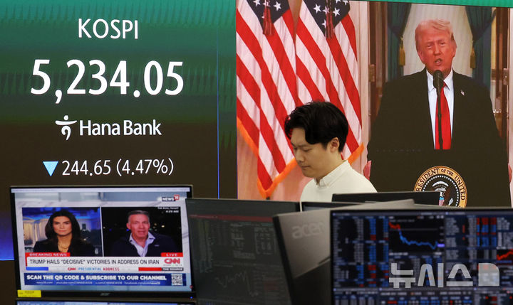 [서울=뉴시스] 김진아 기자 = 미국 도널드 트럼프 대통령의 강경 발언으로 미국과 이란 간 종전 기대감이 꺾이며 코스피와 코스닥이 하락 마감한 2일 서울 중구 하나은행 딜링룸에서 딜러들이 업무를 보고 있다. 2026.04.02. bluesoda@newsis.com