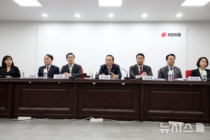 [서울=뉴시스] 고승민 기자 = 박덕흠 국민의힘 공천관리위원장이 2일 서울 여의도 당사에서 열린 공천관리위원회 회의에서 발언하고 있다. 2026.04.02. kkssmm99@newsis.com