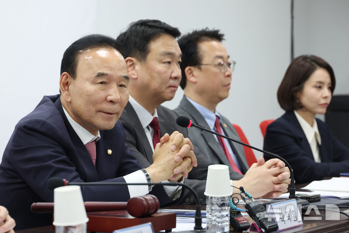 [서울=뉴시스] 고승민 기자 = 박덕흠 국민의힘 공천관리위원장이 2일 서울 여의도 당사에서 열린 공천관리위원회 회의에서 발언하고 있다. 2026.04.02. kkssmm99@newsis.com