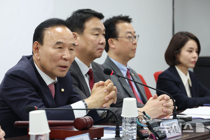 [서울=뉴시스] 고승민 기자 = 박덕흠 국민의힘 공천관리위원장이 2일 서울 여의도 당사에서 열린 공천관리위원회 회의에서 발언하고 있다. 2026.04.02. kkssmm99@newsis.com