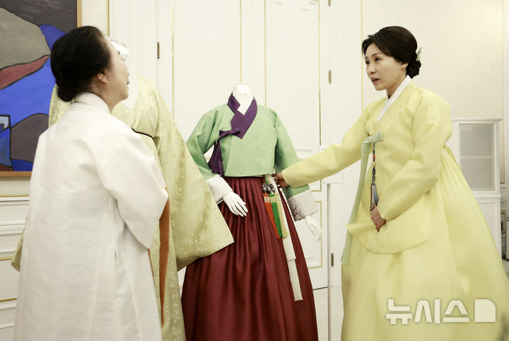 [서울=뉴시스] 최동준 기자 = 김혜경 여사가 2일 청와대에서 한복생활 유네스코 등재추진단 차담회에 앞서 한복 전시를 관람하고 있다. 2026.04.02. photocdj@newsis.com